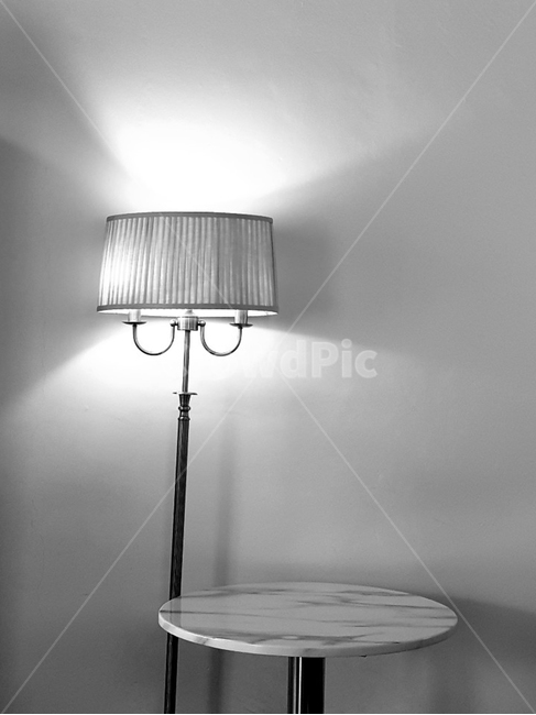 카페,감성,분위기,테이블,조명,장소,모던한,깔끔한,조용한,흑백,불빛,흑백,모노톤,monochrome,black and white