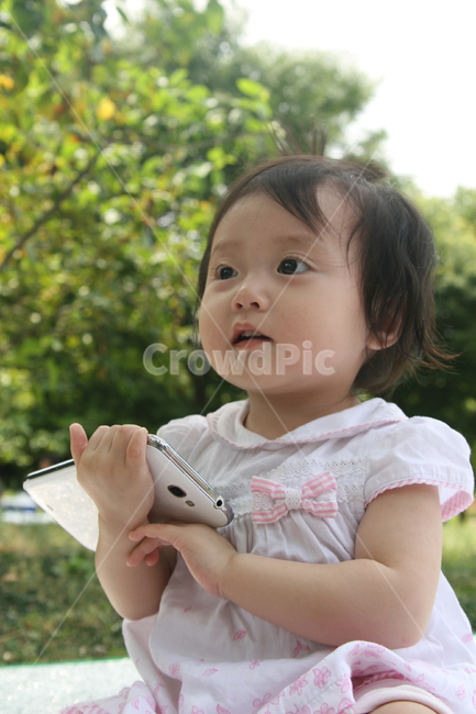 아기,베이비,핸드폰,공원,12개월,귀여움,교육,사람,인물,인간,human,person,어린이,어린아이,child,children,kid