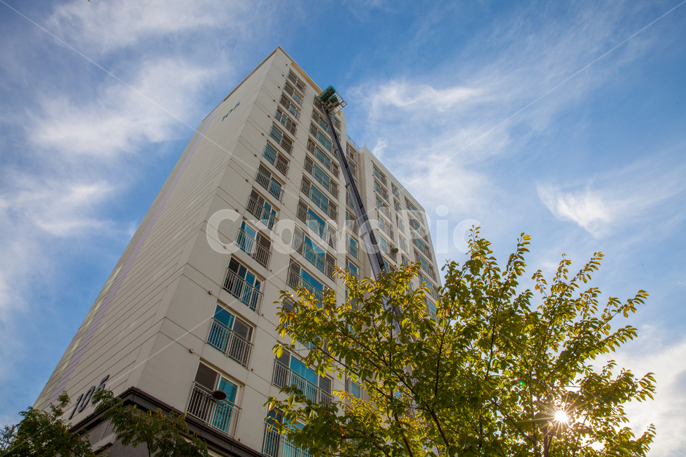 packing and moving,blue sky,crane,moving truck,moving crane,clear,logistics,express,clouds,Apartment,building,transportation,apartment complex,ladder,machine,moving in,moving,day