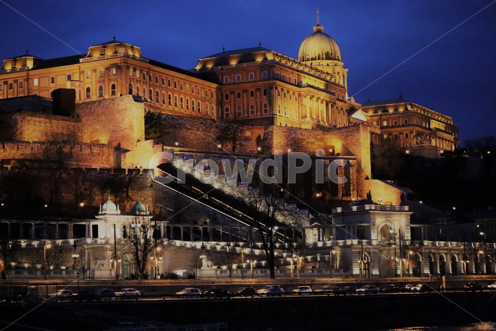 헝가리,부다페스트,세체니다리,도나우강,동유럽,야경,밤,풍경,nightscape,night,landscape,랜드마크,landmark,tourist attraction,해외,외국,세계,foreign,oversea,world,세계랜드마크,해외랜드마크,외국랜드마크,world landmark,world tourist attraction,건축물,건물외관,exterior,building,structure,architecture,construction,banister,난간,handrail,건물,dome,둥근 천장,city,시티,urban,어반,town,도시,metropolis,중심지