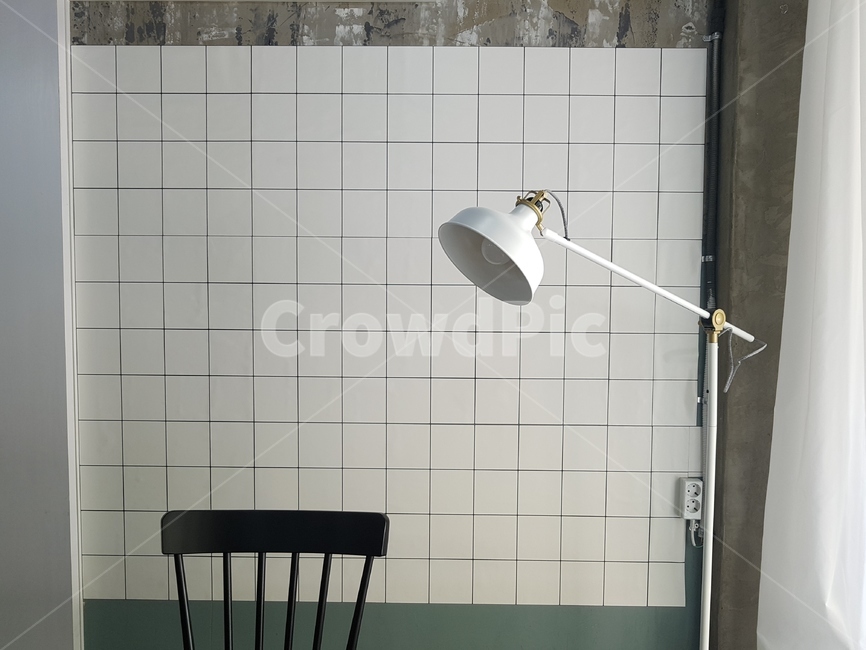스텐드,철제,나무의자,타일벽,화이트,인테리어,실내디자인,interior design