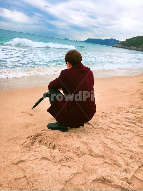 우산,바다,겨울,풍경,배경,모래,코트,해변,바다,beach,sea,사람,인물,인간,human,person,남성,남자,man,male