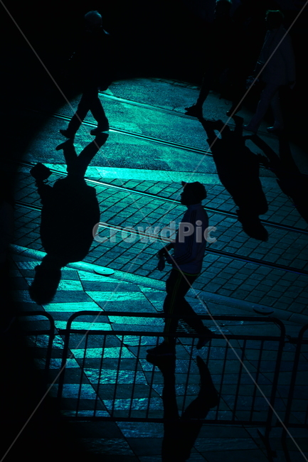 human,인간,person,사람,그림자,군중,실루엣,어둠,스포트라이트,스팟,조명,spot,걸음,shadow,silhouette,움직임,색감,네온색,네온감성,감성sensible,feeling,색깔,색상,색채,color,sensecolor,sensitivity,feelingofcolor,스냅,감성사진,필름느낌,그림자놀이,놀이