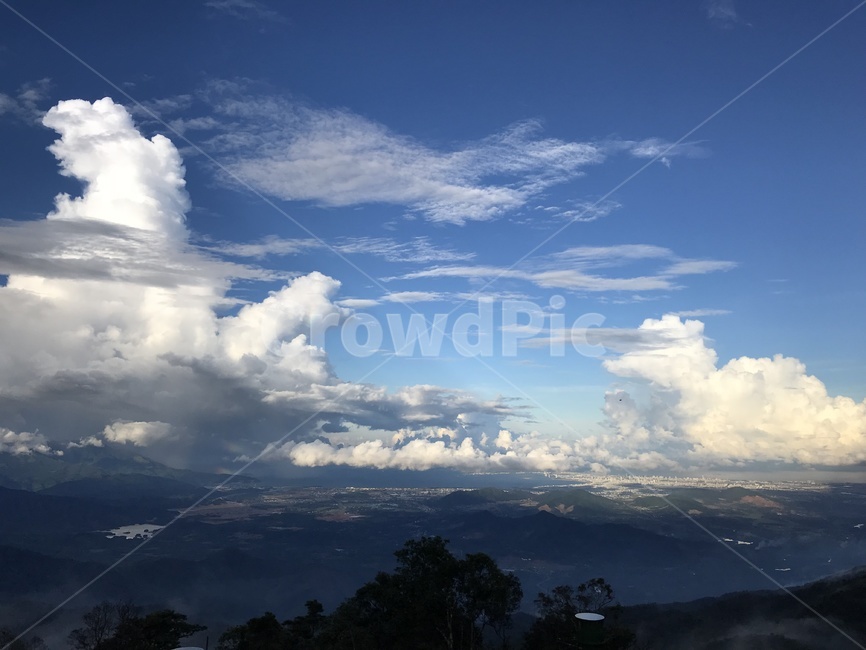 자연,날씨,구름,하늘,옥외,푸른하늘,야외,마을,빛,땅,낮,안개,atmosphere,beautiful,blue,bright,cloud,cloudscape,color,day,environment,fog,foggy,forest,green,landscape,light,mountain,natural,nature,outdoor,scenic,sky,view,weather,white