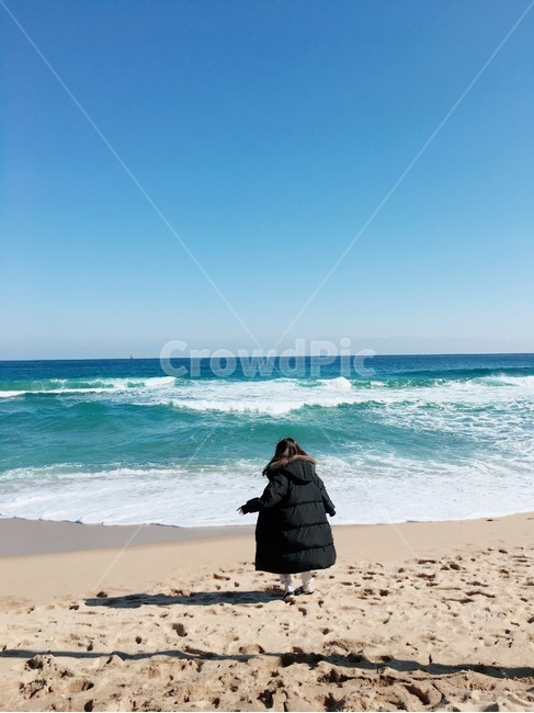 인물,뒷모습,사람,바다,겨울바다,동해,강원도,속초,여행,겨울,계절,winter,season,해변,바다,beach,sea,사람,인물,인간,human,person,여성,여자,woman,female,lady,여행,휴가,traveling,vacation,trip