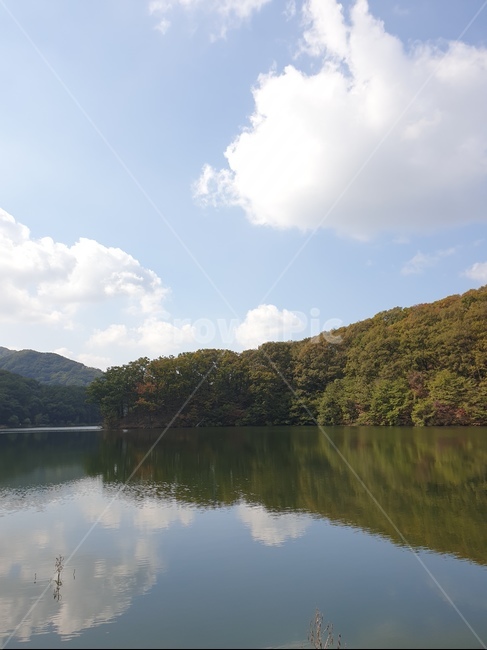 가을,하늘,자연,호수,산,다리,흔들다리,풍경,nature,lake,자연,풍경,nature,landscape,outdoors,옥외,water,물