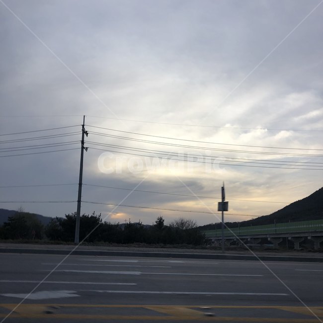 석양,노을,하늘,구름,도로,붉은,남색,노란색,저멀리,차도,고요한,배경,거무스름,자연,풍경,nature,landscape,road,asphalt,아스팔트