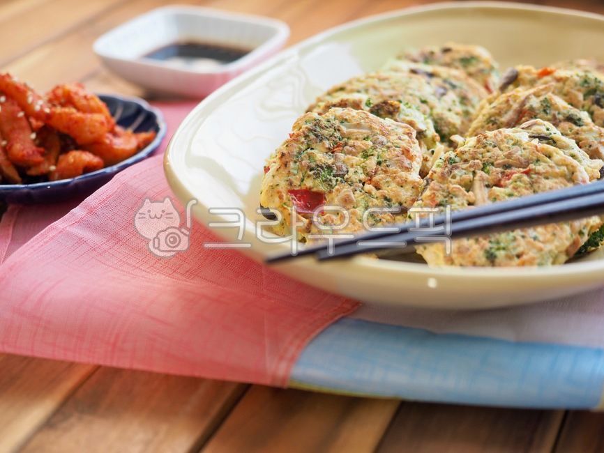 meat dishes,asianfood,sidedish,plate,Korean traditional food,side dish,meat pancake,Korean food,Asian food,cooking,porcelain plate,Lunar New Year food,traditionalfood,koreanfood,Ring ding,holiday food,porcelainplate,Chuseok food,koreantraditionalfood,food