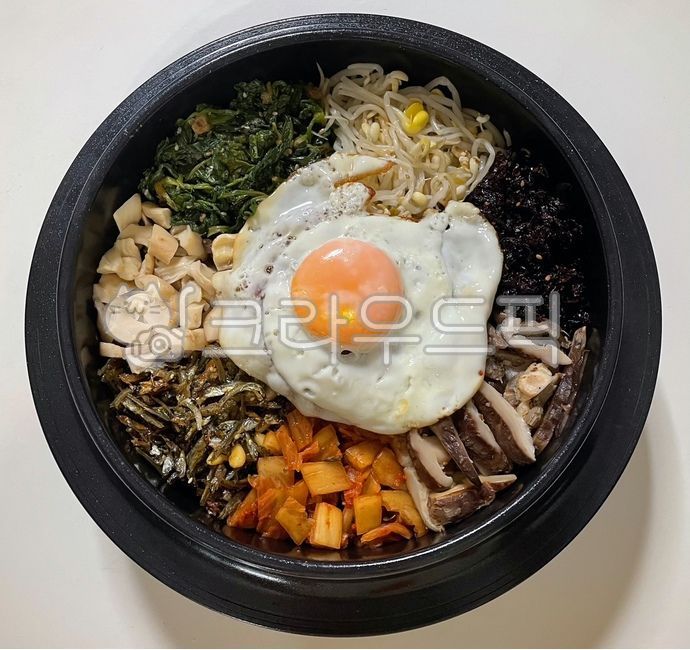 돌솥비빔밥,가마솥비빔밥,비빔,쌀밥,밥,쌀,비빔밥,가마솥,돌솥,야채,채소,시금치무침,콩나물,표고버섯무침,새송이버섯,표고버섯,버섯,멸치볶음,볶음요리,볶음,무침요리,무침,김무침,김,멸치,김치,배추김치,반숙,달걀후라이,계란후라이,후라이,프라이,달걀,계란,써니사이드업,한식,한국음식,한국요리,음식,요리,식사,식재료,meal,food,dish,cook,rice,koreanfood,egg