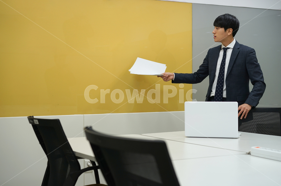 회의,발표,남성,남자,사업가,비즈니스,업무,서류,양복,정장,사무실,회의실,사람,인물,인간,human,person,남성,남자,man,male,산업,industry,industrial,비즈니스,사업,business,service,work