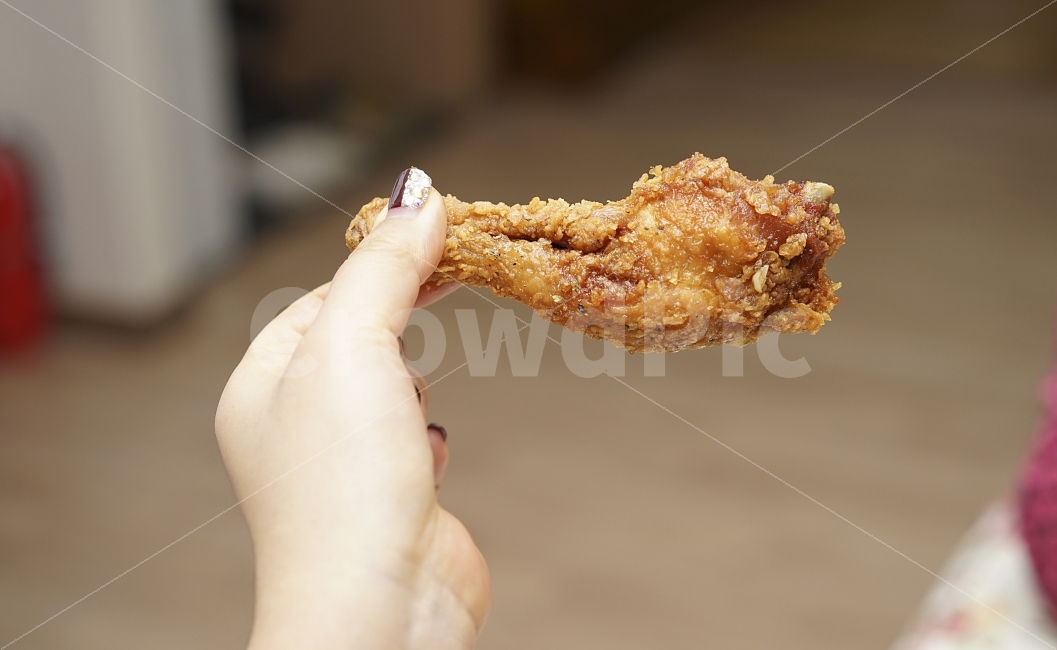 치킨,주말,닭,닭다리,손,먹방,후라이드,간식,사랑,애정,다리,통닭,배달,사람,인물,인간,human,person,신체일부,몸,body,음식,식재료,요리,food,cook,meal,dishes,food reserves,육류,고기,meat