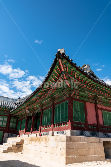전통,경복궁,고궁,대한민국,서울,한옥,경치,야외,하늘,파란,구름,흰색,처마,곡선,지붕,기와,목조,목재,목조건물,문화재,조선시대,왕,화려한,색깔,건축,한적한,조용한,역사,한국전통,한국문화,korean traditional,korean culture,랜드마크,landmark,tourist attraction,한국랜드마크,한국관광지,한국명소,korea landmark,korea tourist attraction,건축물,건물외관,exterior,building,structure,architecture,construction