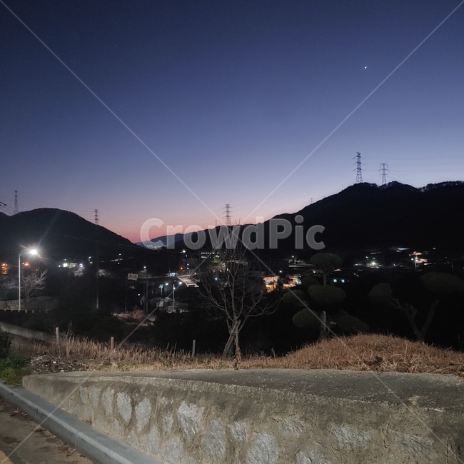 타맥,asphalt,아스팔트,nature,자연,outdoors,옥외,야경,보라,보라색,보라색하늘,저녁,저녁하늘,보랏빛하늘,sky,moon,산,마을,하늘