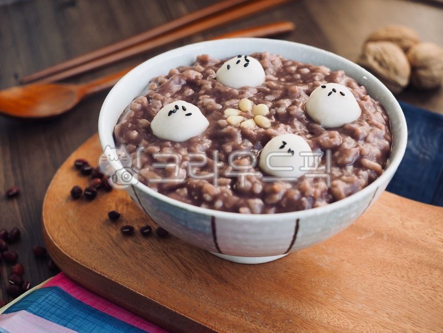 한식,동지팥죽,옹심이,단팥죽,팥죽,죽,한국,한국음식,동지,아시아음식,겨울음식,배경,음식,식품,redbeanporridge,bamboo,korea,koreanfood,asianfood,winterfood,background,food,블랙푸드,웰빙,웰빙음식,잣,그릇,도자기그릇,음식문화,전통음식,한국전통음식,한국문화,식사,요리,팥,blackfood,wellbeing,wellnessfood,pinenut,bowl,porcelainbowl,foodculture,traditionalfood,koreantraditionalfood,koreanculture,meal,cooking,redbean,음식,식재료,요리,food,cook,meal,dishes,food reserves
