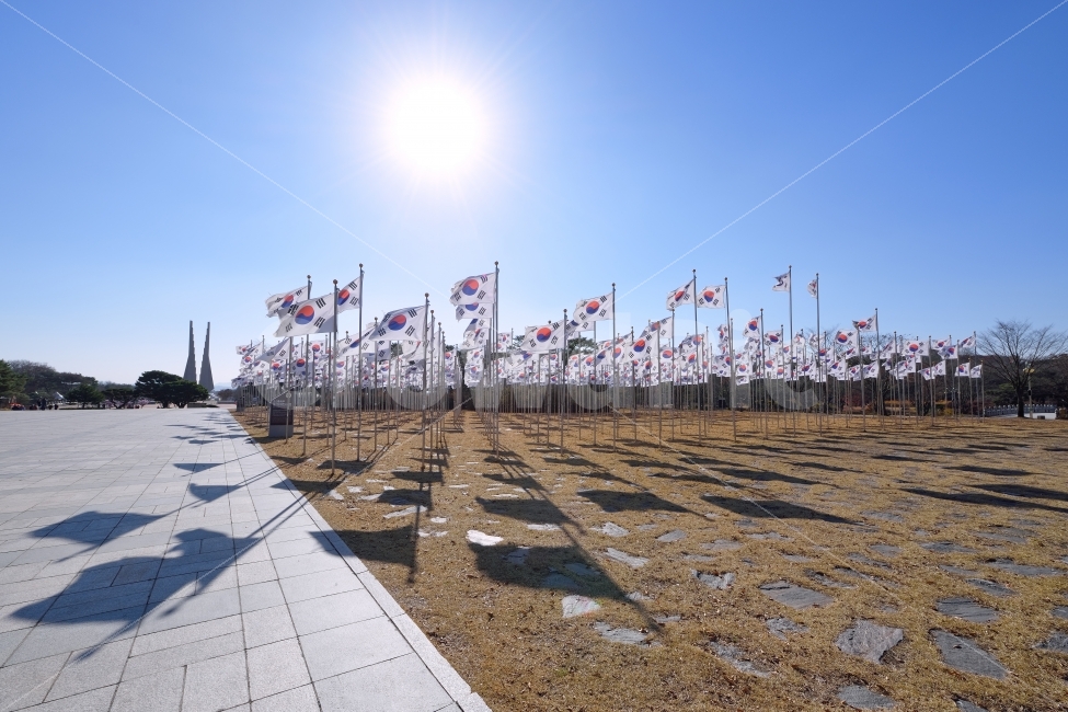 태극기,독립기념관,바람,애국심,깃발,펄럭이는,여러,파란,맑은,푸른,하늘,국기봉,여행,그림자,생활,휘날리다,기상,우리민족,야외