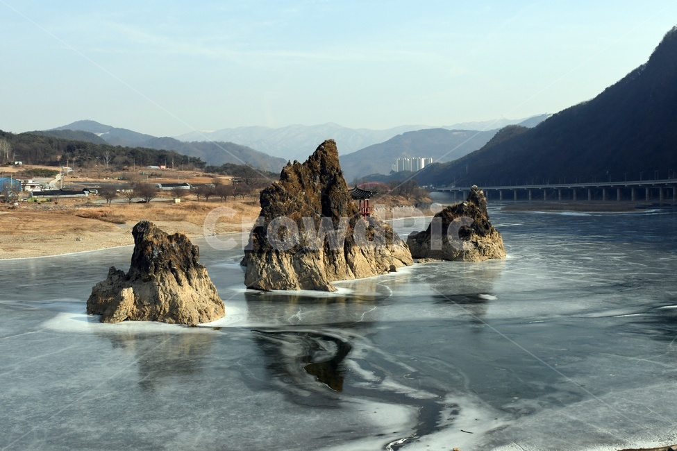 다리,겨울,남한강,얼음,도담삼봉,풍경,자연,단양팔경,겨울,계절,winter,season,자연,풍경,nature,landscape,한국자연풍경,한국자연경관,korea nature landscape,promontory,곶,water,물,sea,바다,ocean,대양,outdoors,옥외,cliff,낭떠러지,shoreline,해안선