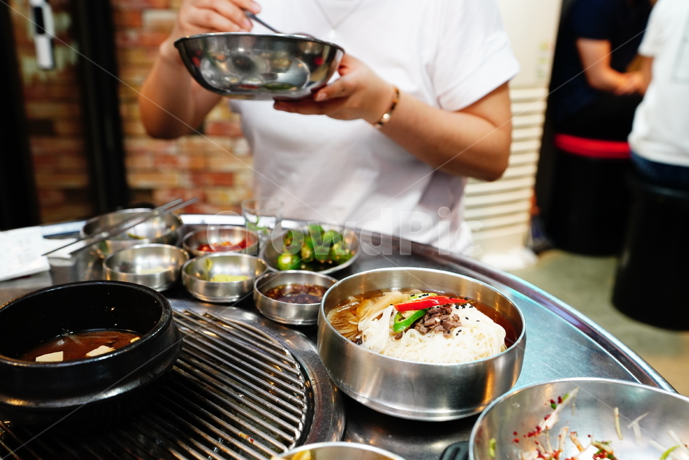 국수,면,대접,사발,먹거리,음식,후식,한식,인간,사람,human,dish,식품,food,요리,음식,식재료,요리,food,cook,meal,dishes,food reserves,면류,면요리,noodles,한식,한국음식,한국요리,korean food,korean dishes,korean meal,korean cook