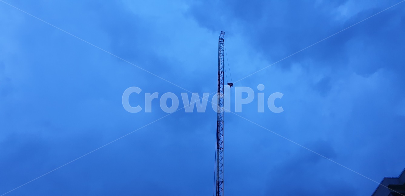 저녁,파란저녁하늘,하늘,타워크레인,건설크레인,건설업,건축업,construction industry