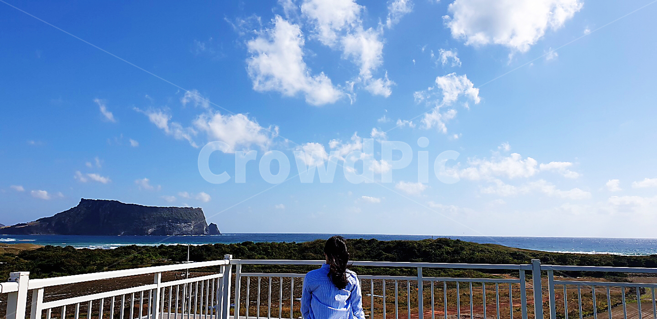 제주도,성산일출봉,구름,하늘,여자뒷모습,뒷모습,난간,사람,제주하늘