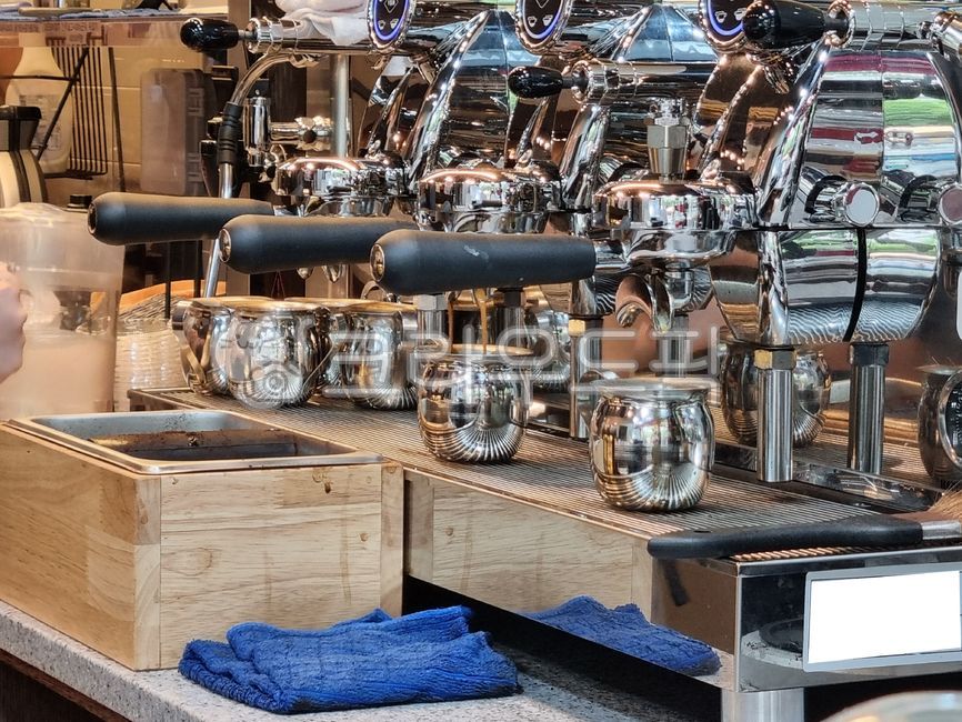 기계,machine,커피머신,커피,카페,스팀,그라인더,커피원두,원두,추출,바리스타,tea,coffee,cafe,coffeebrewing,차,아메리카노,색감