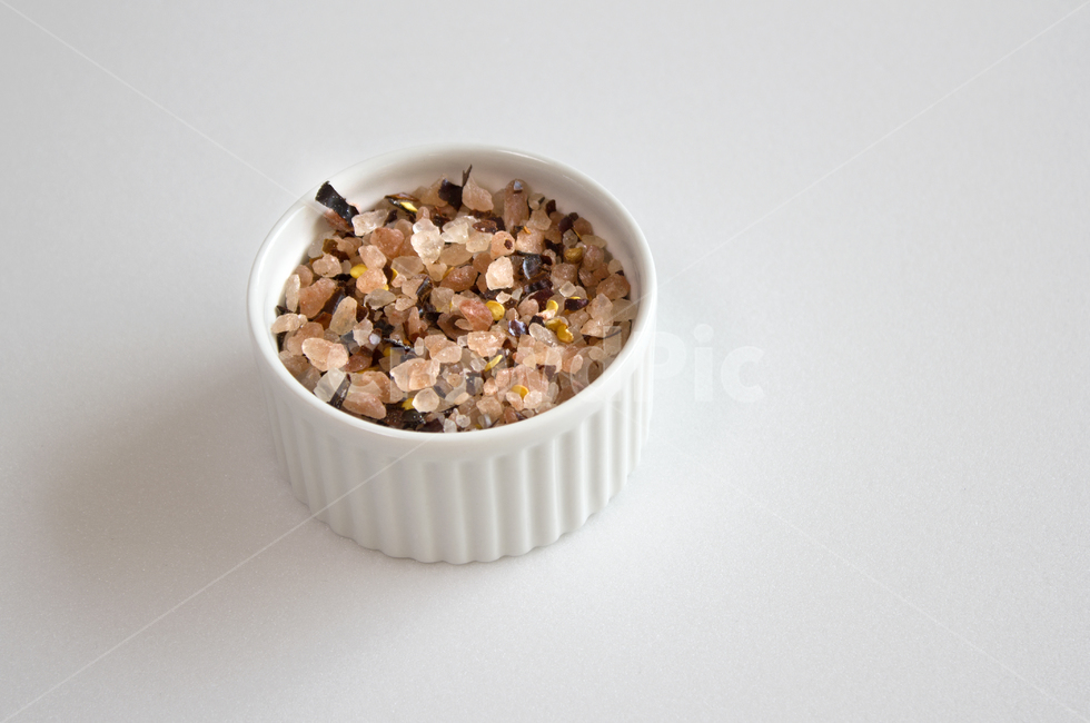 흰배경,그릇,도자기,흰색,화이트,하얀색,음식,재료,식재료,양념,핑크,핑크솔트,페퍼,매운,짠,짜다,소금,솔트,분홍소금,덩어리,결정,알갱이,고추가루,결정체,소금알갱이,요리재료,음식,식재료,요리,food,cook,meal,dishes,food reserves