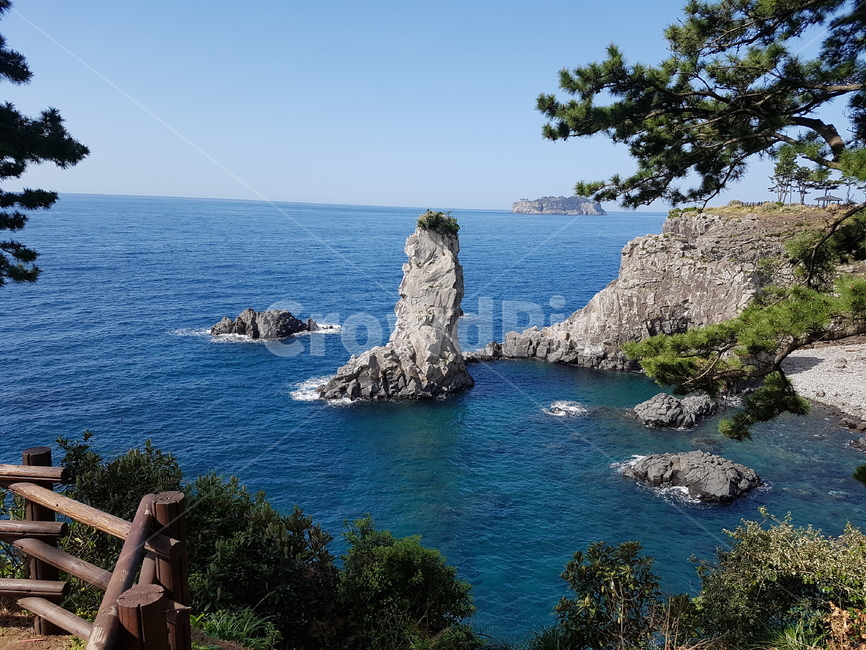 제주도,외돌개,둘레길,바닷가둘레길,산책길,절경,바닷가,자연,풍경,nature,landscape,한국자연풍경,한국자연경관,korea nature landscape,제주도,jeju,jeju island,promontory,곶,outdoors,옥외,land,땅,shoreline,해안선,water,물,sea,바다,ocean,대양