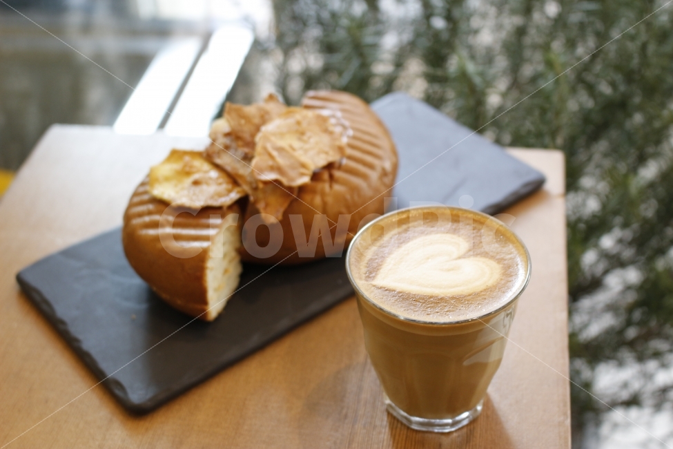 커피,카페,스페셜티,로스터리,인테리어,맛집,coffee,cafe,specialty,roastery,바리스타,barista,라떼아트,latteart,피콜로,피콜로라떼,picolo,베아글,bagel,플레이트,brunch,브런치,하트,heart,음식,식재료,요리,food,cook,meal,dishes,food reserves,빵,bread,아침식사,조식,브런치,breakfast,brunch,디저트,간식,후식,dessert,snack,커피,카페,coffee,cafe