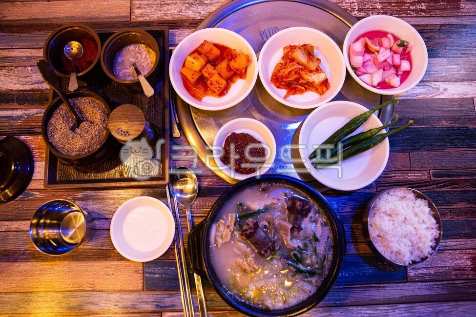 뚝배기,사골국물,순대,돼지머릿고기,파,순대국,한국전통음식,earthenpot,beefbonebroth,sundae,porkheadmeat,greenonion,sundaesoup,traditionalkoreanfood