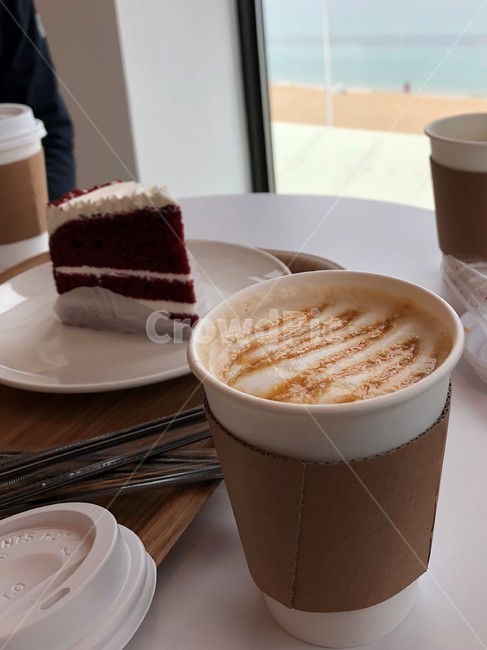 라떼,컵,latte,coffeecup,beverage,마실것,cup,받침접시,drink,카페,커피,케이크,바닷가카페