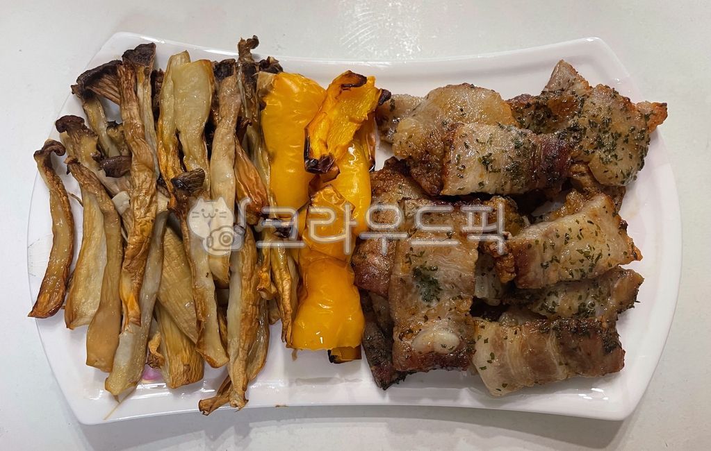 삼겹살,돼지고기,돼지,고기,육류,에어프라이어요리,에어프라이어구이,구이,파프리카구이,파프리카,새송이버섯구이,새송이버섯,버섯,음식,요리,식사,식재료,먹방,밥도둑,한식,한국음식,한국요리,meal,food,dish,cook,pork,meat,koreanfood