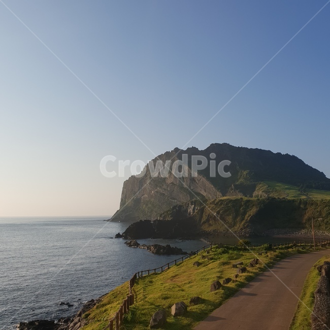 하늘,제주,제주도,산,잔디,바다,휴식,길,초록,녹색,자연,풍경,nature,landscape,한국자연풍경,한국자연경관,korea nature landscape,제주도,jeju,jeju island,promontory,곶,land,땅,outdoors,옥외,ocean,대양,water,물,sea,shoreline,해안선