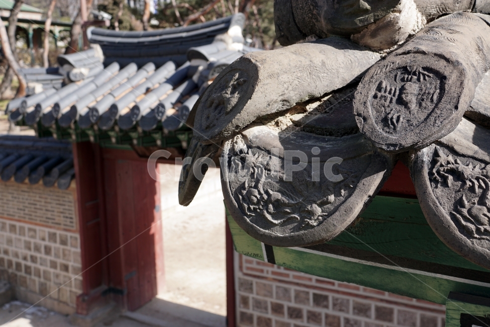 한양,한양도성,궁궐,궁전,조선시대,조선왕조,문화재,역사,히스토리,history,겨울,winter,계절,season,한옥,지붕,기와,처마,한국,코리아,korea,한국적인,한국문화,문화,한국전통,전통,풍경,landscape,건축,건물,토목,서울,seoul,스냅,스냅사진,감성,감성사진,snap,snapshot,성벽,왕궁,고드름,얼음,덕수궁,담벽,담벼락,용,드래곤,dragon,문양,경운궁,문,door,전통문,한옥문,역사유적지,국사,한국사,한국전통,한국문화,korean traditional,korean culture,건축물,건물외관,exterior,building,structure,architecture,construction
