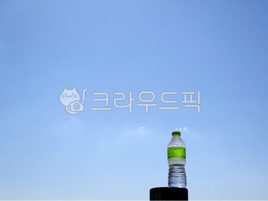 물병,물,가을하늘,배경,카피스페이스,플라스틱,병,가을,옥외,푸른,파란하늘,자연,구름,빛,청명한,waterbottle,water,autumnsky,background,copyspace,plastic,bottle,autumn,outdoors,blue,h2o,bluesky,nature,clouds,light,sunny