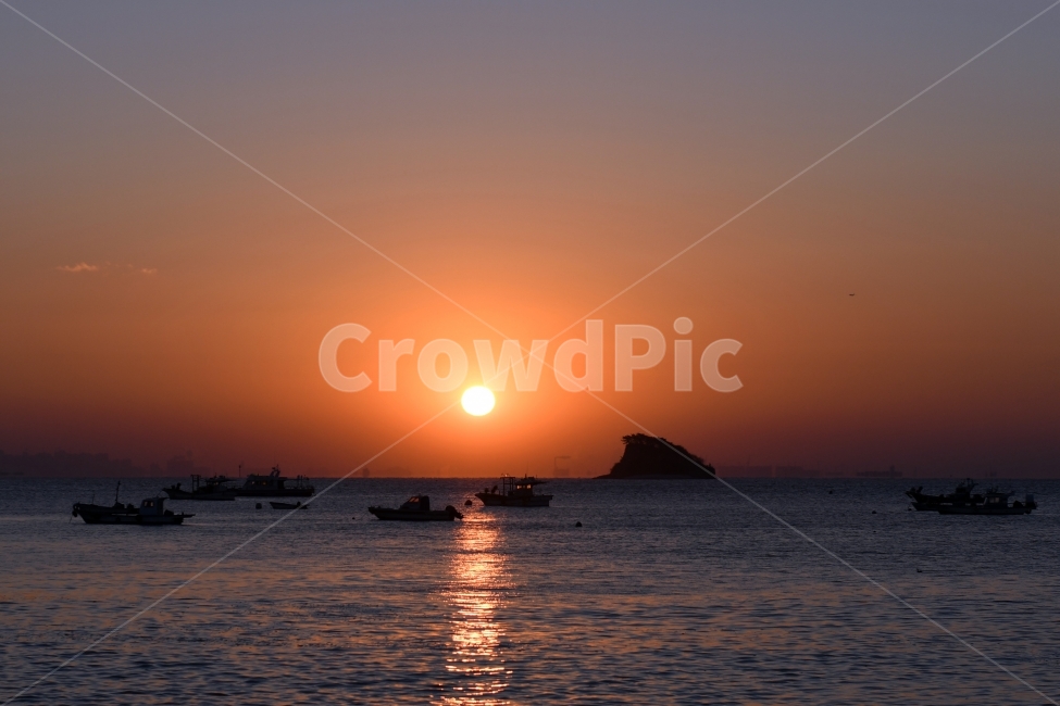 일출,자연,바다,태양,해,풍경,해변,배,sea,풍경사진,감성사진,자연,풍경,nature,landscape,한국자연풍경,한국자연경관,korea nature landscape,산업,industry,industrial,어업,fishery,fishing industry,교통,교통수단,traffic,transportation,outdoors,옥외,sunlight,햇빛,sky,하늘,red sky,붉은 하늘,sunset,일몰,dawn,새벽,dusk,황혼