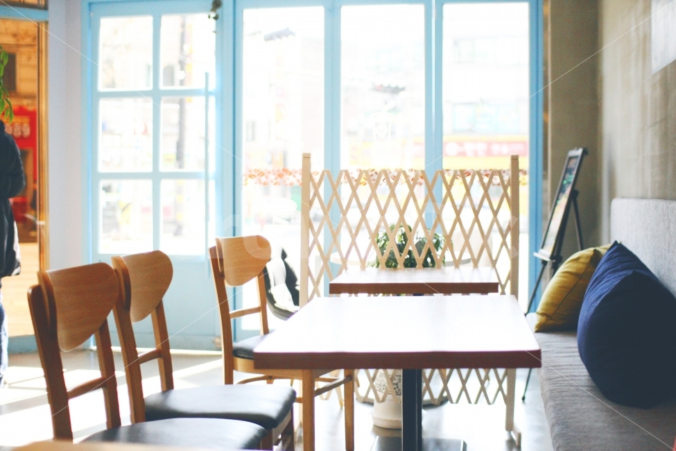 카페,햇살,감성사진,한적함,따듯함,따스함,쿠션,의자,테이블,티테이블,cafe,창문,창가,감성,sensible,feeling,인테리어,실내디자인,interior design