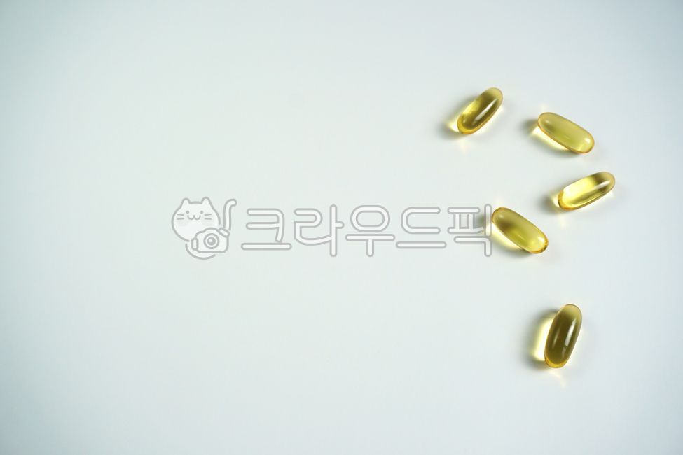 오메가3,오메가,알약,약,보조제,건강보조제,영양제,노란,연질캡슐,캡슐,의학,약학,건강,health,medicine,supplements,omega3,yellow,투명한,pill,capsule,의료,의학,병원,medical,hospital,clinic