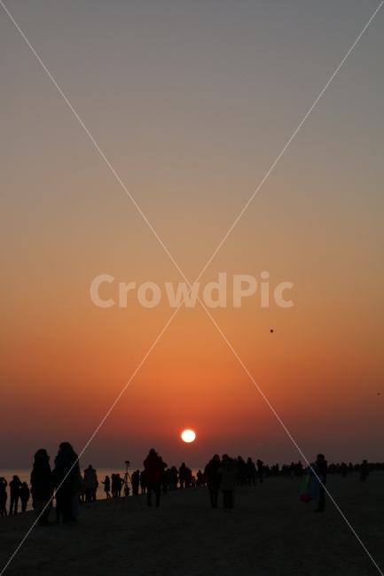 일출,바다,해돋이,동해,강원도,자연,풍경,nature,landscape,해변,바다,beach,sea,사람,인물,인간,human,person,인물실루엣,사람실루엣,character silhouette,human silhouette,outdoors,옥외,red sky,붉은 하늘,dusk,황혼,sunset,일몰,dawn,새벽,sky,하늘,sunlight,햇빛
