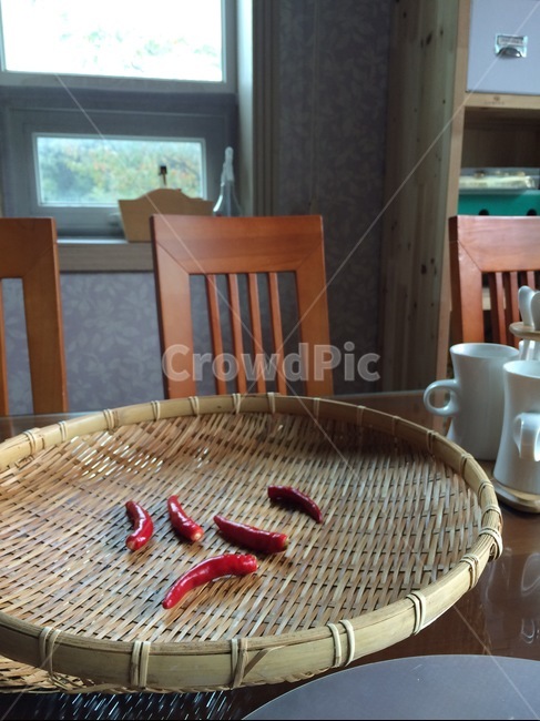 고추,집,식탁,엄마,나무,일상,집안일,집에서,의자,수확,peppers,korea,대나무,채반,daily,home,가을,창문
