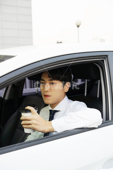 운전,차,차량,자동차,남자,남성,사람,직장인,출근,나른함,커피,카페인,피곤,운전중,정체,운전자,사람,인물,인간,human,person,남성,남자,man,male,커피,카페,coffee,cafe,교통,교통수단,traffic,transportation,비즈니스,사업,business,service,work
