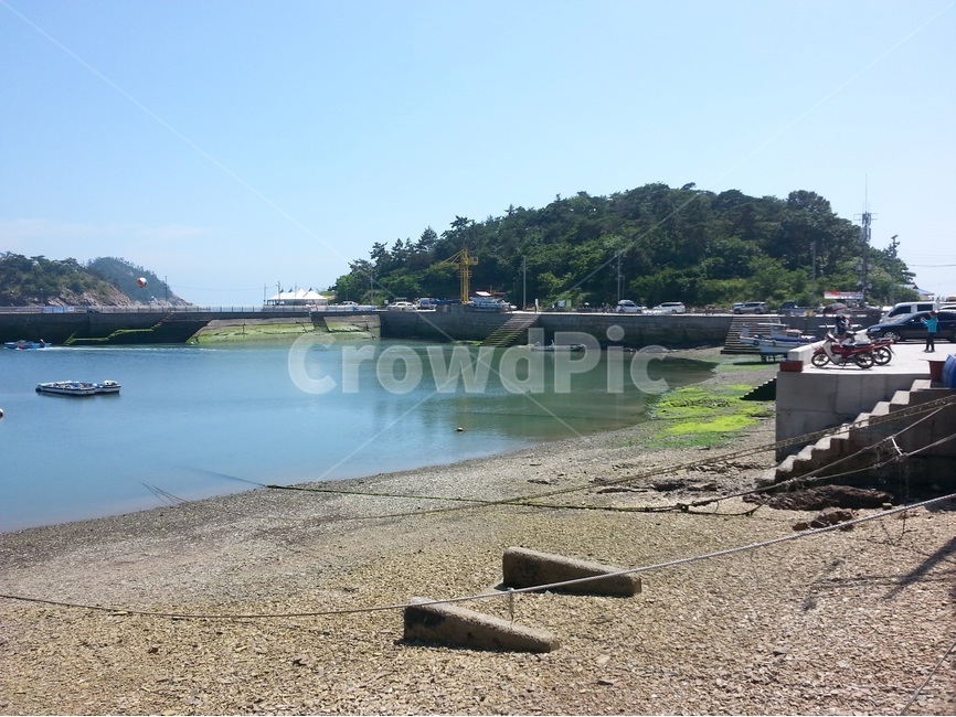 바다,섬,항구,부두,소형선,숲,sea,green,pinetree,harbor,port,bright,beauty,아름다움,여유로움,밝은,계단,자연,풍경,nature,landscape,gravel,자갈,road,도로,dirt road,흙길,water,물