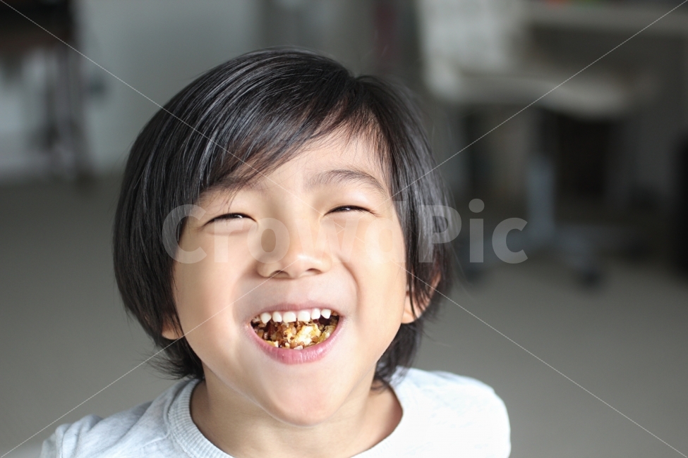 웃음,미소,박장대소,사람,감정표현,아이,식사,남자,입,눈웃음,기쁨,즐거움,스마일,Smile,Boy,사람,인물,인간,human,person,얼굴표정,facial expression,face,어린이,어린아이,child,children,kid,감정표현,기분,feeling,emotion