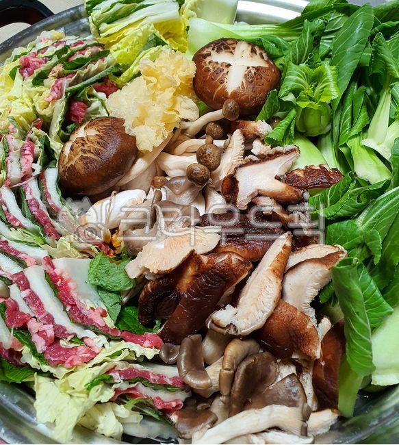 soup,hotpot,greenvegetables,cabbage,hot pot,Millefeuillenabe,broth,beef,Shiitake mushrooms,delicious,millefeuillenabe,food,meal,Cheongjeongchae,napa cabbage,cooking,mushroom