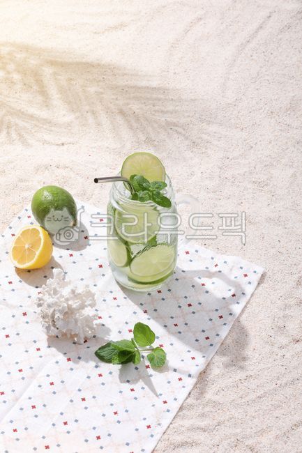 모래사장,야자수,야자수그림자,모래,썸머,여름소재,해변,비치,바닷가,백사장,하계,휴가,피서,피서지,해변모래,프레쉬,리프레쉬,피크닉,조개,산호,시원한,여름,뜨거운,소풍,나들이,모히또,라임,유리,글라스,유리잔,글라스잔,얼음,민트,칵테일,음료,잎,잎사귀,갈증,열매,노란,옐로우,샤도우,오버레이,드리우다,드리워진,주스,애플민트,페퍼민트,드링크,그림자,햇살,슬라이스,컷,절단,잘린,감귤류,녹색,차가운,물,백그라운드,투명한,서리,이슬,물방울,맺힌,상쾌한,소다