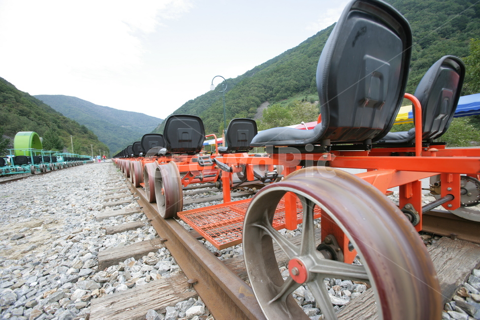 machine,기계,wheel,바퀴,road,흙길,dirtroad,자갈,gravel,도로,철도,레일바이크