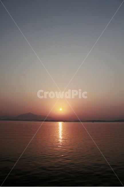 노을,바다,해질녘,일몰,하늘,자연,풍경,자연,풍경,nature,landscape,outdoors,옥외,sky,sunset,dusk,황혼,dawn,새벽,red sky,붉은 하늘,sunlight,햇빛
