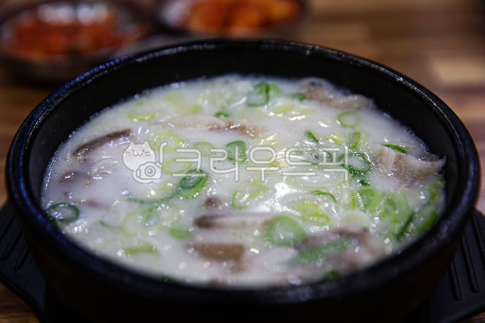 bone broth,traditionalkoreanfood,pork head,green onion,Korean traditional food,Sundaeguk,greenonion,sundaesoup,earthen pot,earthenpot,beefbonebroth,porkheadmeat,sundae