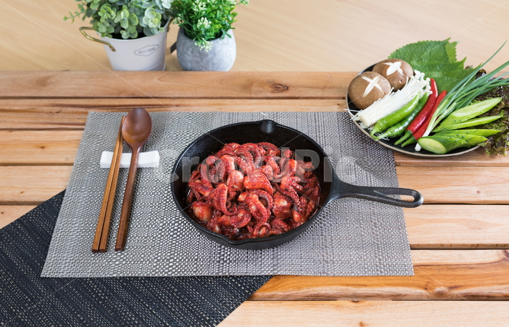 주꾸미,요리,다이어트,매운음식,식기류,건강식,조리법,소면,그릇,테이블,식사,맛있다,먹다,별미,낙지,문어,맵다,짜다,준비,숟가락,식탁,붉다,해산물,바다요리,재료,한국,전통,음식,배고프다,무침,볶음,프라이팬,식당,밥,볶다,젓가락,매콤하다,양념,음식,식재료,요리,food,cook,meal,dishes,food reserves,한식,한국음식,한국요리,korean food,korean dishes,korean meal,korean cook