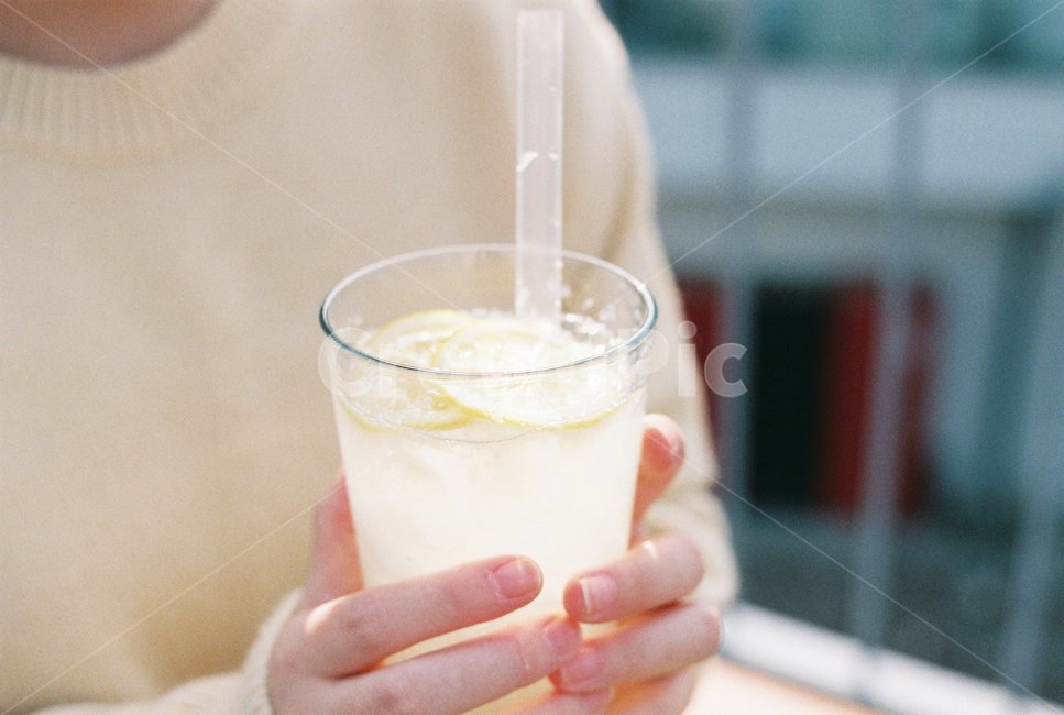 레모네이드,카페,청량,시원한,cafe,analog,빈티지,필름카메라,필름감성,감성사진,lemon,lemonade,노란색,yellow,청량함,음료수,drink,beverage