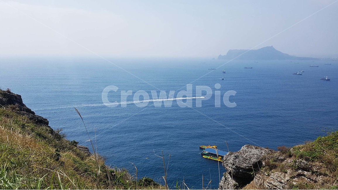 해변,바다,하늘,해수욕장,구름,자연,풍경,제주도,평화,쉼,에메랄드,푸른,파란,보트,물길,물살,배,자연,풍경,nature,landscape,한국자연풍경,한국자연경관,korea nature landscape,제주도,jeju,jeju island,promontory,곶,water,물,sea,outdoors,옥외,ocean,대양