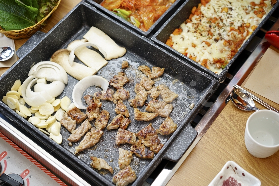 먹방,갈비,고기,푸드,버섯,피자,야채,양파,구이,술안주,안주,안줏거리,음식,먹부림,돼지갈비,음식,식재료,요리,food,cook,meal,dishes,food reserves,육류,고기,meat,한식,한국음식,한국요리,korean food,korean dishes,korean meal,korean cook